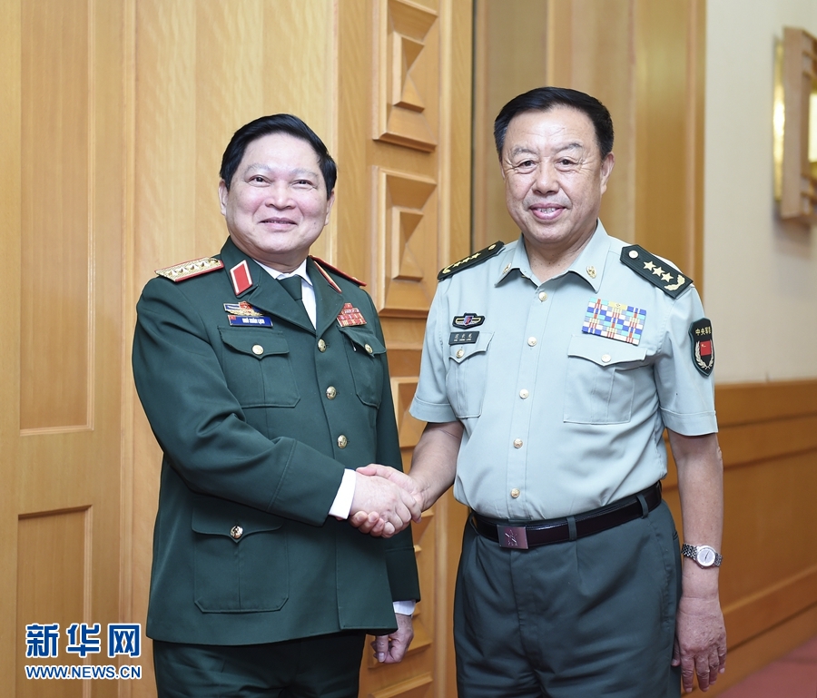 8月29日，中共中央政治局委員、中央軍委副主席范長(zhǎng)龍?jiān)诒本?huì)見(jiàn)越南共產(chǎn)黨中央政治局委員、國(guó)防部長(zhǎng)吳春歷。 新華社記者張領(lǐng)攝