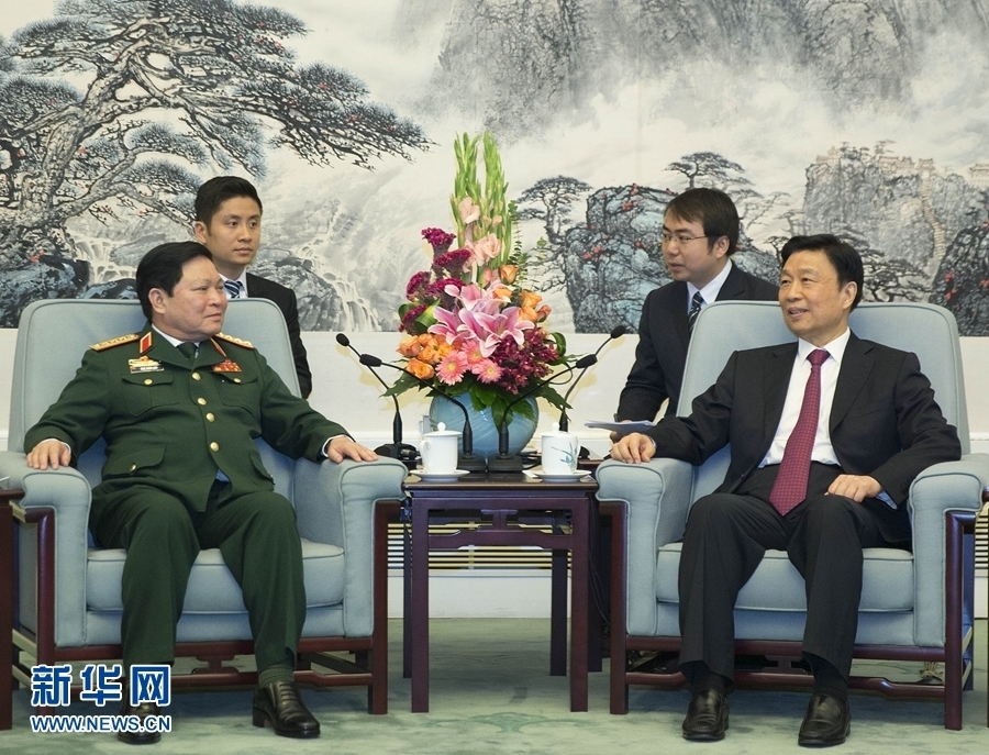 8月29日，中共中央政治局委員、國(guó)家副主席李源潮在北京會(huì)見(jiàn)越南共產(chǎn)黨中央政治局委員、國(guó)防部長(zhǎng)吳春歷。 新華社記者丁林?jǐn)z