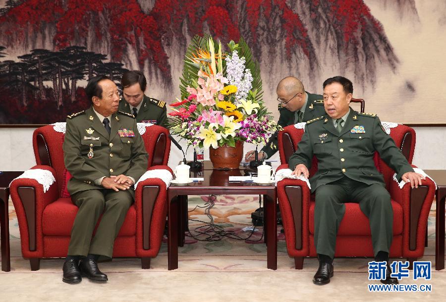 10月13日，中央軍委副主席范長(zhǎng)龍?jiān)诒本?huì)見(jiàn)柬埔寨王國(guó)副首相兼國(guó)防大臣迪班。 新華社記者 馬占成 攝 