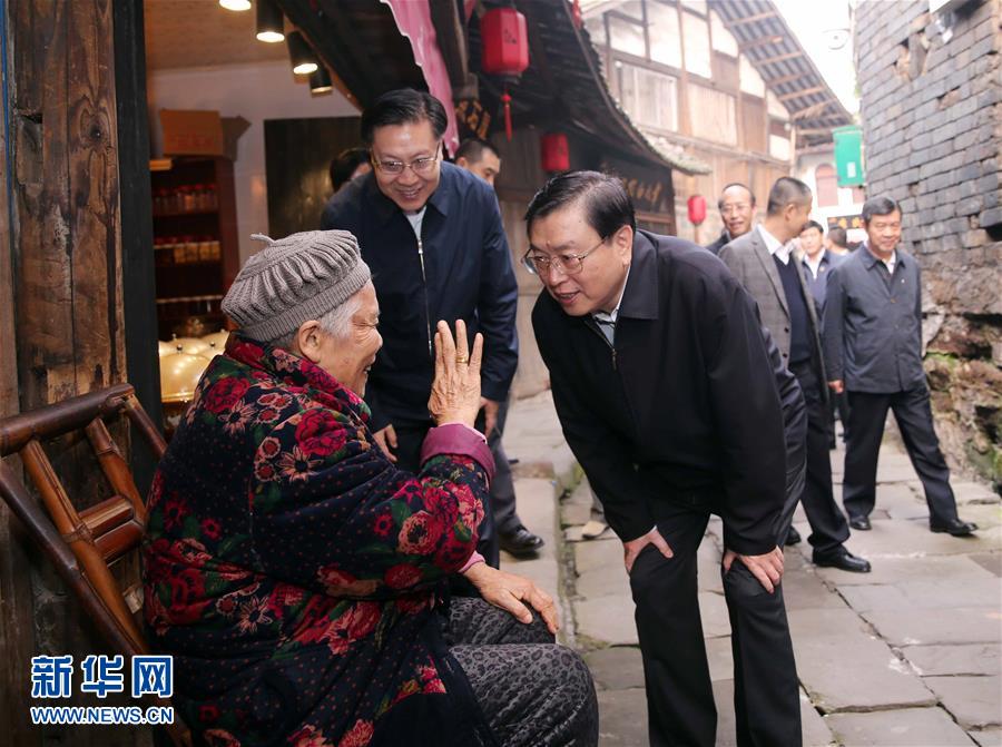這是11月21日，張德江在宜賓李莊鎮(zhèn)同濟(jì)社區(qū)與居民親切交談。 新華社記者 劉衛(wèi)兵 攝 