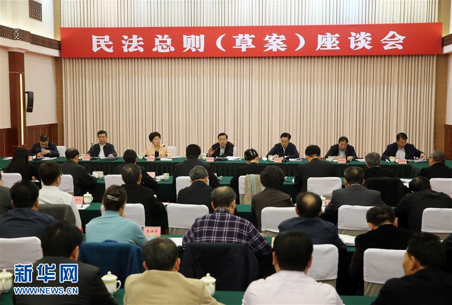 這是11月23日，張德江在成都主持召開(kāi)座談會(huì)，11個(gè)?。▍^(qū)、市）人大常委會(huì)負(fù)責(zé)同志、部分全國(guó)人大代表、法律工作者及專家學(xué)者參加會(huì)議。新華社記者 劉衛(wèi)兵 攝 
