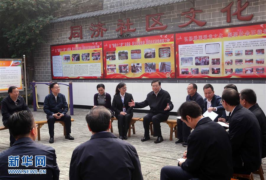 這是11月21日，張德江來(lái)到宜賓李莊鎮(zhèn)同濟(jì)社區(qū)，了解社區(qū)的工作情況。 新華社記者 劉衛(wèi)兵 攝 