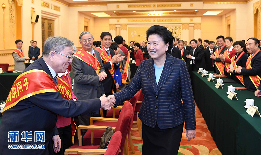 12月29日，中共中央政治局委員、國務(wù)院副總理劉延?xùn)|在北京與中醫(yī)藥高等學(xué)校教學(xué)名師座談。這是座談會前，劉延?xùn)|與獲得表彰的教師握手。新華社記者 張鐸 攝