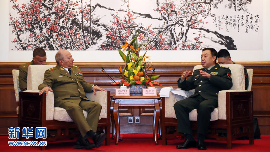 3月28日，中央軍委副主席范長(zhǎng)龍?jiān)诒本┽烎~臺(tái)國(guó)賓館會(huì)見來華訪問的古巴革命武裝力量部部長(zhǎng)萊奧波爾多·辛特拉。 新華社發(fā)（劉芳 攝） 