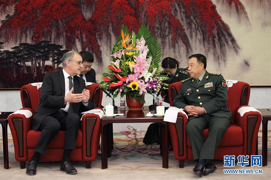 3月31日，中央軍委副主席范長(zhǎng)龍?jiān)诒本?huì)見來(lái)訪的瑞士國(guó)防、民防和體育部長(zhǎng)帕莫蘭。 新華社記者 劉芳 攝