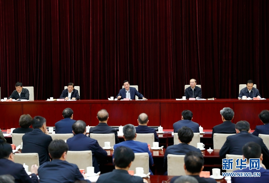 4月13日，中央宣傳部、中央政法委在北京召開貫徹落實(shí)《關(guān)于進(jìn)一步把社會(huì)主義核心價(jià)值觀融入法治建設(shè)的指導(dǎo)意見》電視電話會(huì)議。中共中央政治局委員、中央書記處書記、中宣部部長劉奇葆出席會(huì)議并講話。新華社記者丁海濤攝
