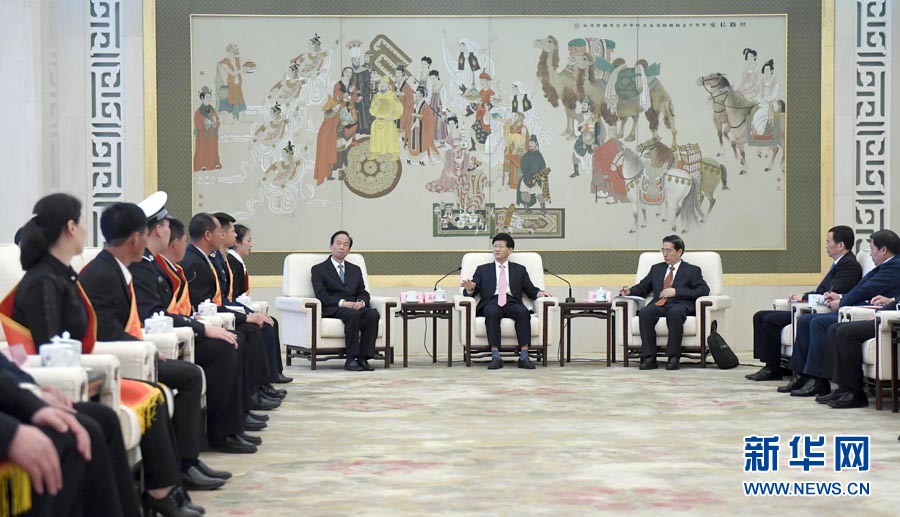4月24日，第十三屆全國(guó)見(jiàn)義勇為英雄模范表彰大會(huì)在北京人民大會(huì)堂召開(kāi)。會(huì)前，中共中央政治局委員、中央政法委書(shū)記孟建柱與見(jiàn)義勇為英雄模范及家屬代表座談。國(guó)務(wù)委員、公安部部長(zhǎng)郭聲琨出席座談會(huì)并在表彰大會(huì)上講話。新華社記者 張鐸 攝