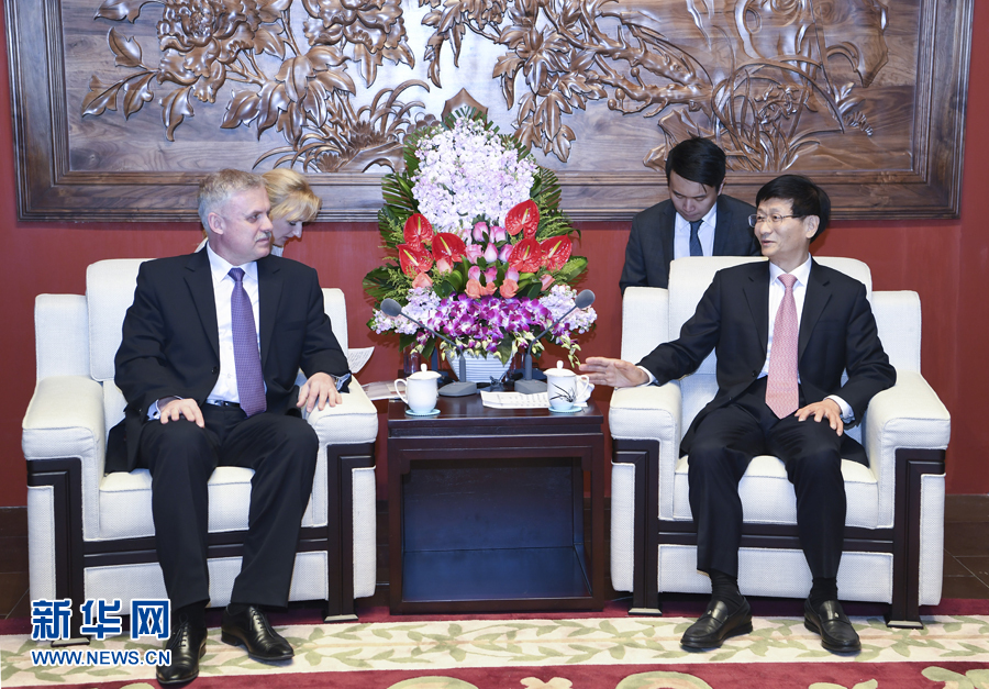 4月26日，中共中央政治局委員、中央政法委書記孟建柱在北京會(huì)見白俄羅斯安全會(huì)議國務(wù)秘書扎西。 新華社記者 張領(lǐng) 攝