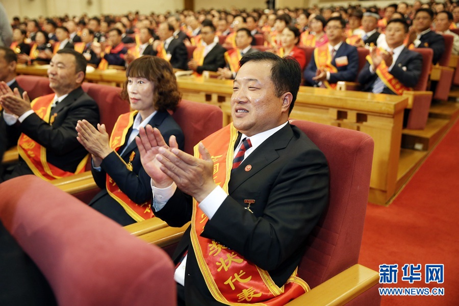 這是與會代表在表彰大會上鼓掌。新華社記者 才揚(yáng) 攝