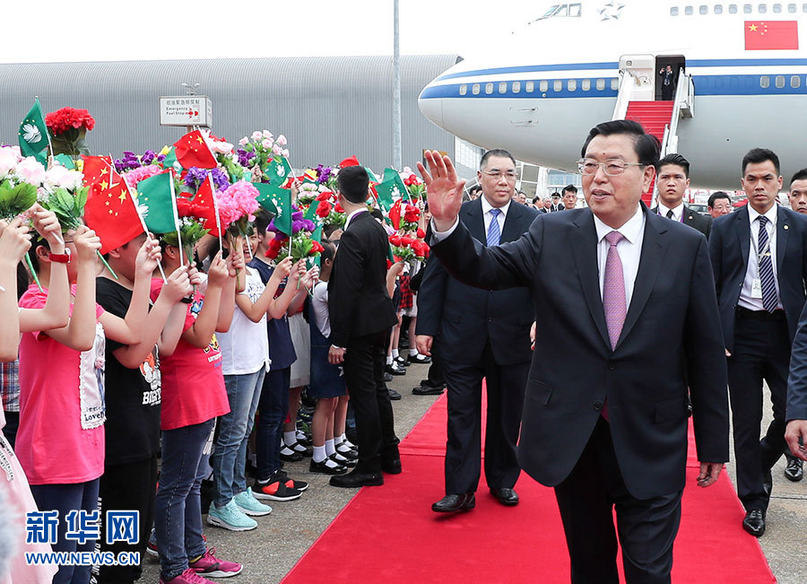 5月8日至10日，中共中央政治局常委、全國(guó)人大常委會(huì)委員長(zhǎng)張德江視察澳門(mén)特別行政區(qū)。這是5月8日，張德江抵達(dá)澳門(mén)國(guó)際機(jī)場(chǎng)。 新華社記者龐興雷 攝 