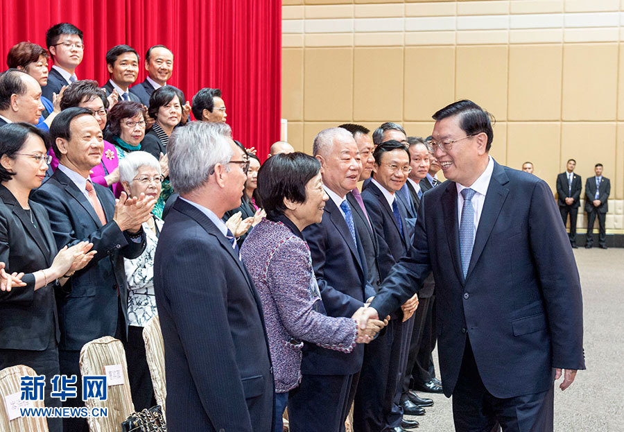 5月8日至10日，中共中央政治局常委、全國(guó)人大常委會(huì)委員長(zhǎng)張德江視察澳門(mén)特別行政區(qū)。這是5月9日，張德江與澳門(mén)社會(huì)各界人士代表座談。新華社記者 李學(xué)仁 攝