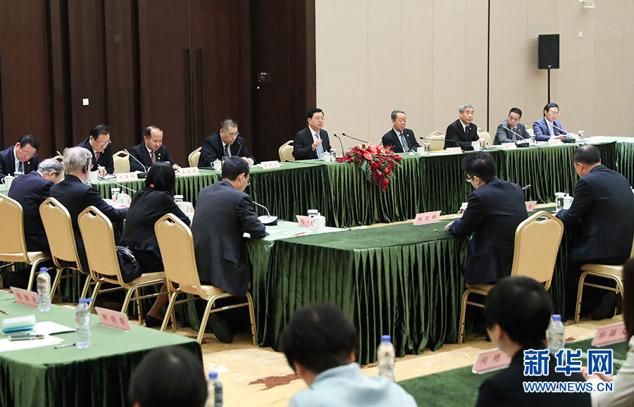 5月8日至10日，中共中央政治局常委、全國(guó)人大常委會(huì)委員長(zhǎng)張德江視察澳門(mén)特別行政區(qū)。這是5月10日，張德江與教育工作者和學(xué)生代表座談。新華社記者 龐興雷 攝