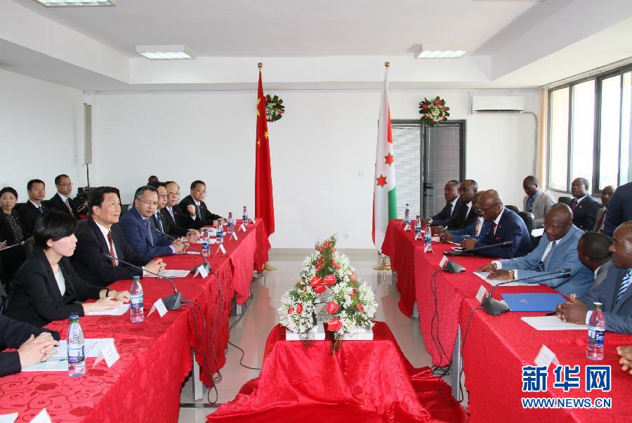 5月11日，中國國家副主席李源潮在布瓊布拉與布隆迪第一副總統(tǒng)辛迪姆沃和第二副總統(tǒng)布托雷舉行會談。 新華社記者呂天然攝 