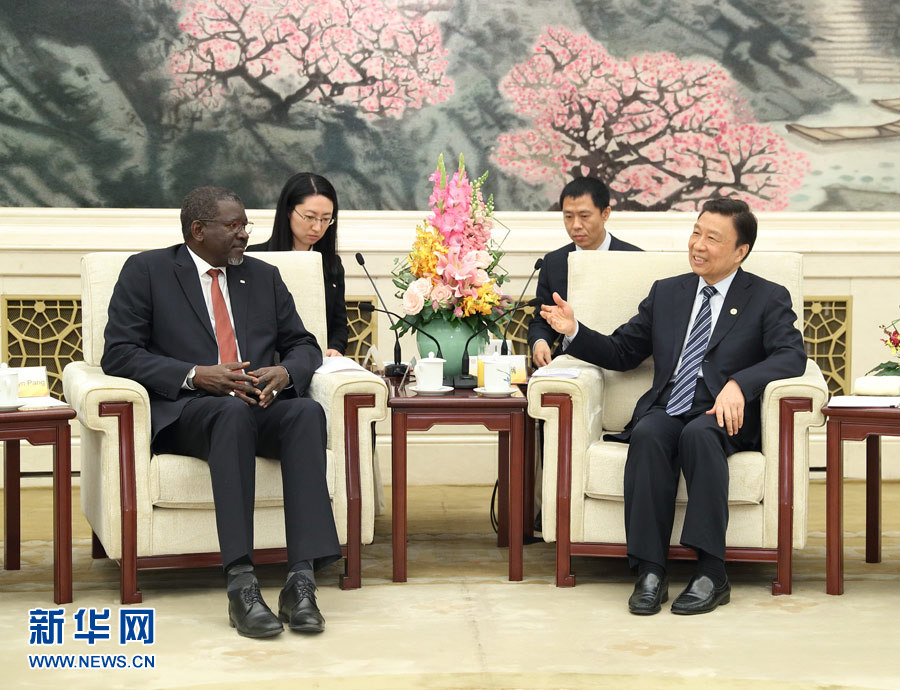 5月15日，國家副主席、中國紅十字會名譽會長李源潮在北京會見來華出席“一帶一路”國際合作高峰論壇的紅十字會與紅新月會國際聯(lián)合會秘書長阿西。新華社記者 王曄 攝
