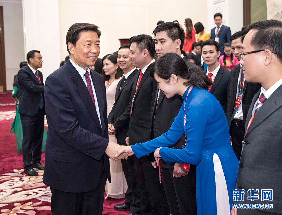 5月22日，中共中央政治局委員、國家副主席李源潮在北京會見越南胡志明共青團(tuán)中央書記處第一書記黎國鋒率領(lǐng)的越南青年代表團(tuán)。 新華社記者李濤 攝