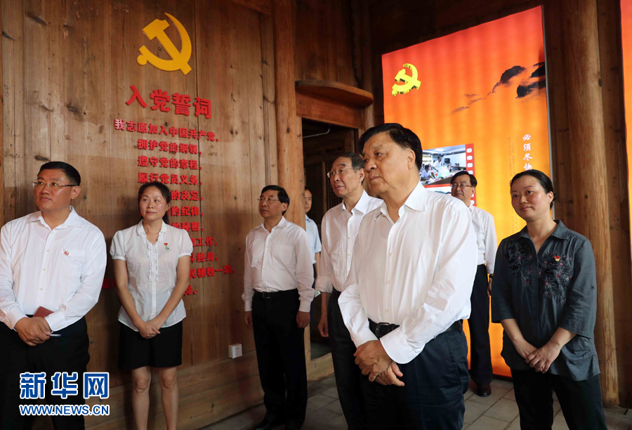 6月8日至10日，中共中央政治局常委、中央書記處書記劉云山在福建調(diào)研。這是6月9日，劉云山專程來到政和縣石圳村，深入了解廖俊波的事跡。新華社記者 劉衛(wèi)兵 攝