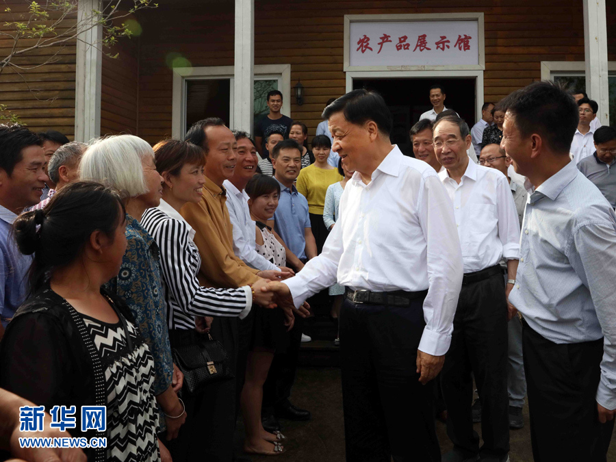 6月8日至10日，中共中央政治局常委、中央書記處書記劉云山在福建調(diào)研。這是6月9日，劉云山在周寧縣上洋村與村民親切交談。新華社記者 劉衛(wèi)兵 攝