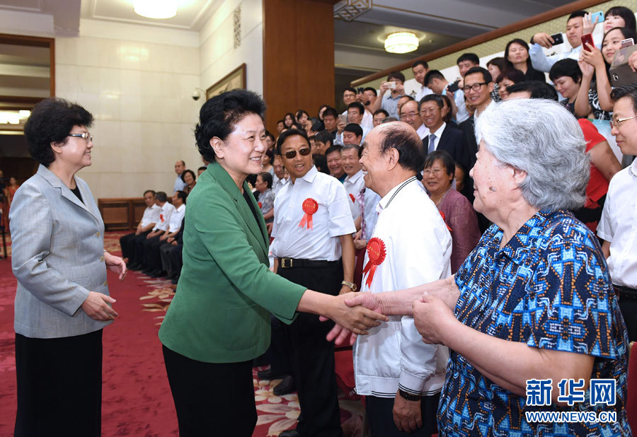 6月16日，中共中央政治局委員、國務(wù)院副總理劉延?xùn)|在北京看望出席中國人口福利基金會成立30周年座談會的歷屆“中華人口獎”獲獎?wù)叽?。新華社記者 饒愛民 攝