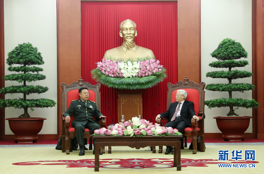 6月18日，在越南首都河內(nèi)，正在越南訪問的中央軍委副主席范長龍（左）會見越共中央總書記阮富仲。 新華社發(fā)（李曉偉攝） 