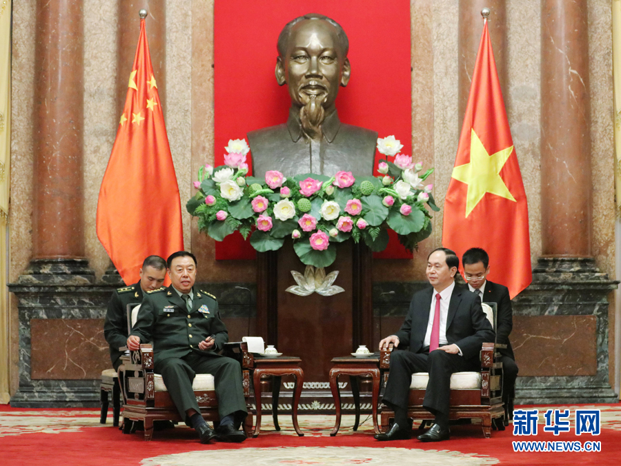 6月18日，在越南首都河內(nèi)，正在越南訪問的中央軍委副主席范長龍（左前）會見越南國家主席陳大光（右前）。 新華社發(fā)（李曉偉攝）