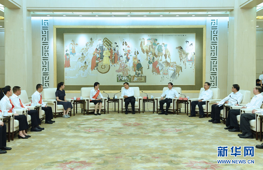 6月21日，廖俊波同志先進(jìn)事跡報(bào)告會(huì)在北京人民大會(huì)堂舉行。報(bào)告會(huì)前，中共中央政治局常委、中央書(shū)記處書(shū)記劉云山會(huì)見(jiàn)報(bào)告團(tuán)成員，代表習(xí)近平總書(shū)記，代表黨中央，向廖俊波同志家屬表示親切慰問(wèn)，并頒發(fā)黨中央追授廖俊波同志“全國(guó)優(yōu)秀共產(chǎn)黨員”證書(shū)、獎(jiǎng)?wù)?。新華社記者 饒愛(ài)民 攝