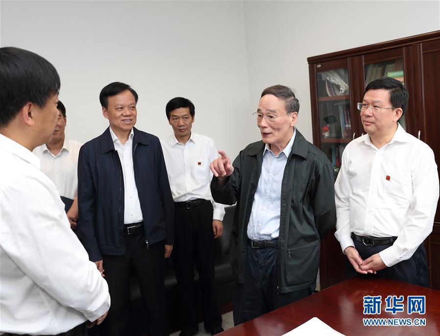 6月20日至22日，中共中央政治局常委、中央紀(jì)委書記王岐山在貴州省檢查紀(jì)檢監(jiān)察工作。這是6月21日，王岐山在省紀(jì)委與紀(jì)檢監(jiān)察干部親切交流。新華社記者 王曄 攝