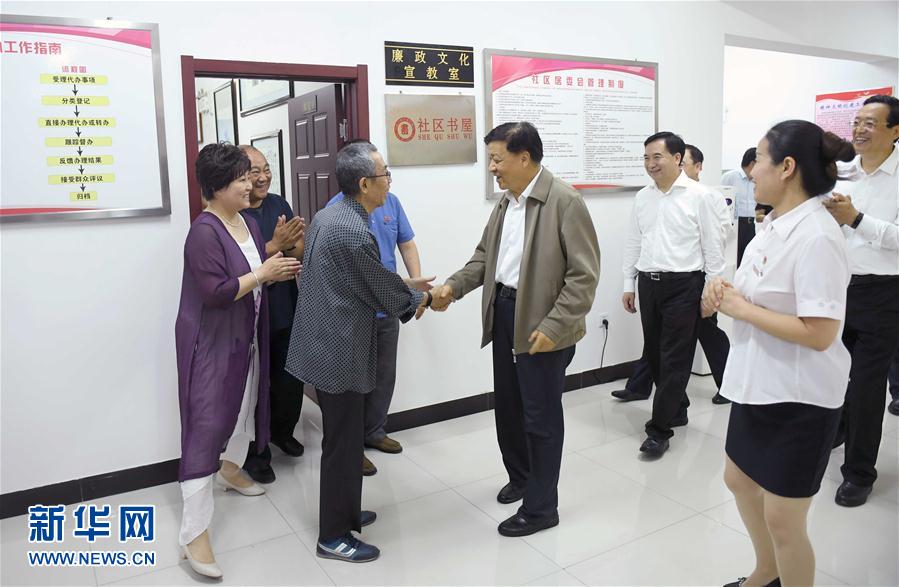 6月22日至24日，中共中央政治局常委、中央書(shū)記處書(shū)記劉云山在遼寧調(diào)研。這是6月23日，劉云山在錦州市西街社區(qū)與干部群眾深入交流。新華社記者 張鐸 攝
