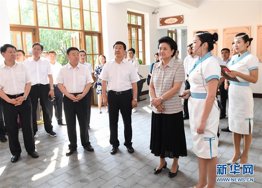 6月25日，全國(guó)民族團(tuán)結(jié)進(jìn)步創(chuàng)建經(jīng)驗(yàn)交流現(xiàn)場(chǎng)會(huì)在內(nèi)蒙古興安盟召開(kāi)，中共中央政治局委員、國(guó)務(wù)院副總理劉延?xùn)|出席會(huì)議并講話。在內(nèi)蒙古期間，劉延?xùn)|考察內(nèi)蒙古人民代表會(huì)議舊址即“五一會(huì)址”，深入社區(qū)看望各族干部群眾。這是劉延?xùn)|考察“五一會(huì)址”。新華社記者 陳曄華 攝