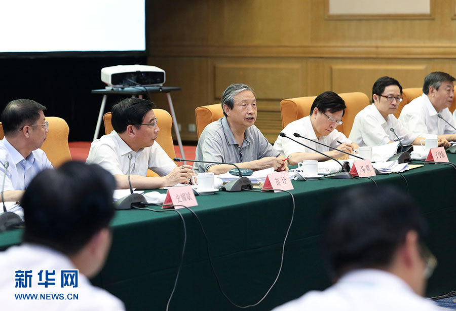近日，中共中央政治局委員、國務(wù)院副總理馬凱在北京調(diào)研新能源汽車產(chǎn)業(yè)發(fā)展。這是7月4日，馬凱在北京深入新能源汽車充換電設(shè)施、充電服務(wù)平臺、分時(shí)租賃等單位調(diào)研，并主持召開推廣應(yīng)用座談會。新華社記者 龐興雷 攝