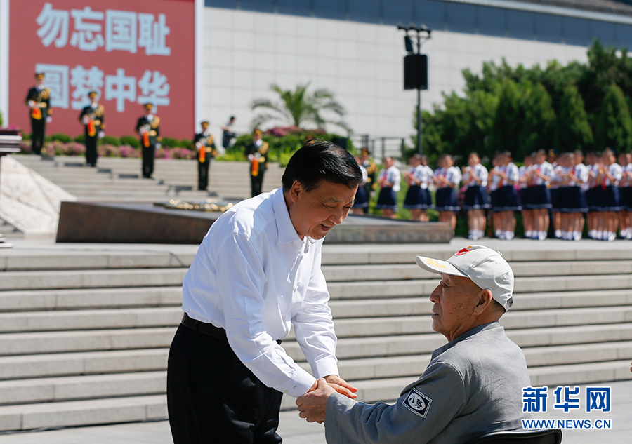 7月7日，紀(jì)念全民族抗戰(zhàn)爆發(fā)80周年儀式在中國人民抗日戰(zhàn)爭紀(jì)念館舉行。中共中央政治局常委、中央書記處書記劉云山出席儀式并講話。這是儀式開始前，劉云山與老八路代表握手。新華社記者崔新鈺攝