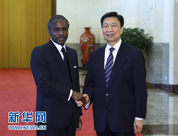 7月13日，中國(guó)國(guó)家副主席李源潮在北京人民大會(huì)堂與赤道幾內(nèi)亞副總統(tǒng)曼格會(huì)談。 新華社記者 謝環(huán)馳 攝