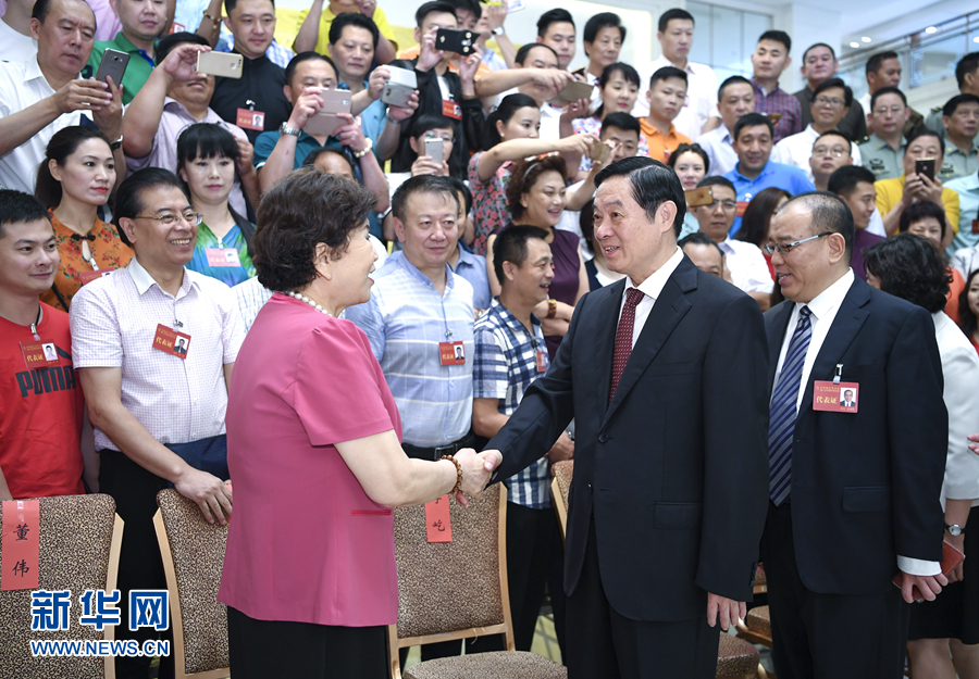 7月19日，中國曲藝家協(xié)會第八次全國代表大會在北京召開。中共中央政治局委員、中央書記處書記、中宣部部長劉奇葆出席開幕式并講話。這是開幕式前，劉奇葆接見與會代表。新華社記者 張領(lǐng) 攝