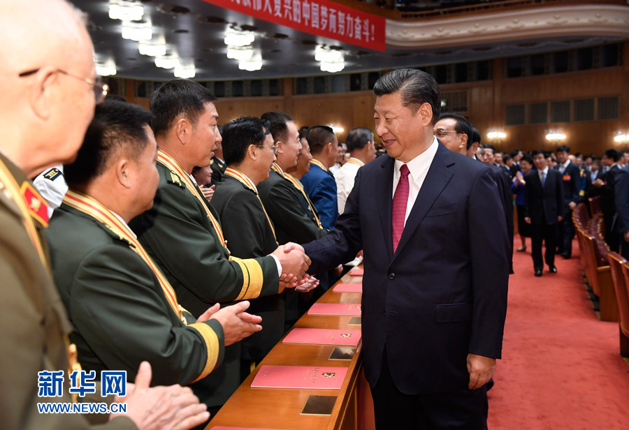 7月28日，慶祝中國(guó)人民解放軍建軍90周年文藝晚會(huì)《在黨的旗幟下》在北京人民大會(huì)堂舉行。中共中央總書(shū)記、國(guó)家主席、中央軍委主席習(xí)近平和李克強(qiáng)、張德江、俞正聲、劉云山、王岐山、張高麗等黨和國(guó)家領(lǐng)導(dǎo)人，與首都3000多名各界群眾一起觀(guān)看演出。演出開(kāi)始前，習(xí)近平等與老戰(zhàn)士、老同志代表和“八一勛章”獲得者親切握手。新華社記者 李學(xué)仁 攝