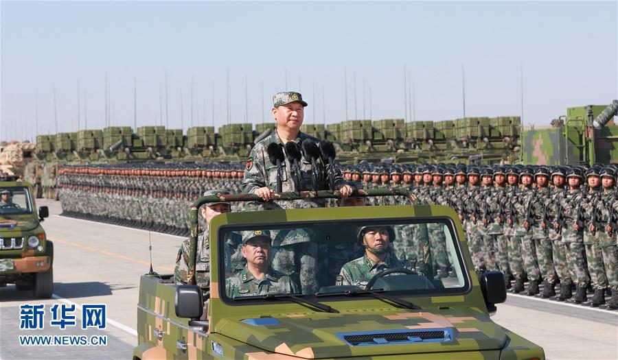 7月30日上午，慶祝中國人民解放軍建軍90周年閱兵在朱日和聯(lián)合訓(xùn)練基地隆重舉行。中共中央總書記、國家主席、中央軍委主席習(xí)近平檢閱部隊(duì)并發(fā)表重要講話。這是習(xí)近平乘車檢閱部隊(duì)。新華社記者 李剛 攝