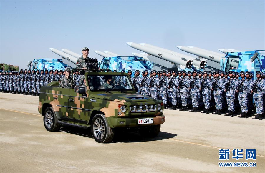 7月30日上午，慶祝中國人民解放軍建軍90周年閱兵在朱日和聯(lián)合訓(xùn)練基地隆重舉行。中共中央總書記、國家主席、中央軍委主席習(xí)近平檢閱部隊(duì)并發(fā)表重要講話。這是習(xí)近平乘車檢閱部隊(duì)。新華社記者 李濤 攝