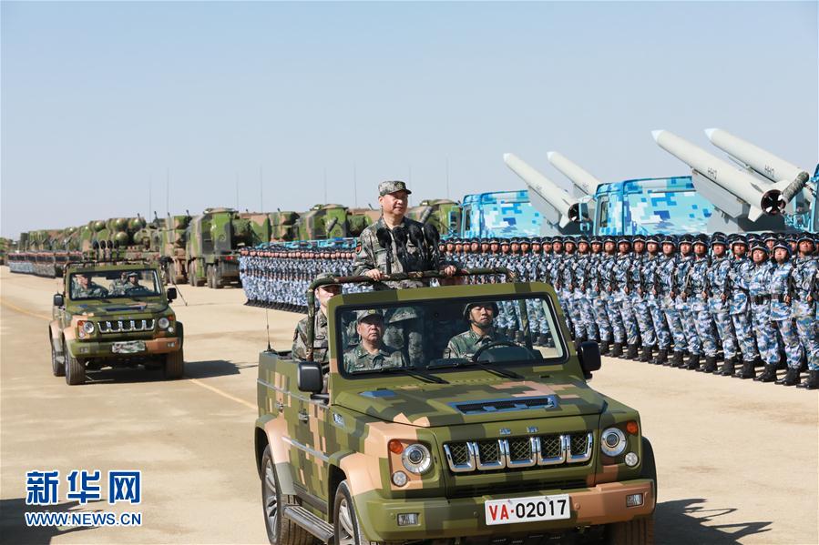 7月30日上午，慶祝中國人民解放軍建軍90周年閱兵在朱日和聯(lián)合訓(xùn)練基地隆重舉行。中共中央總書記、國家主席、中央軍委主席習(xí)近平檢閱部隊(duì)并發(fā)表重要講話。這是習(xí)近平乘車檢閱部隊(duì)。新華社記者 李剛 攝