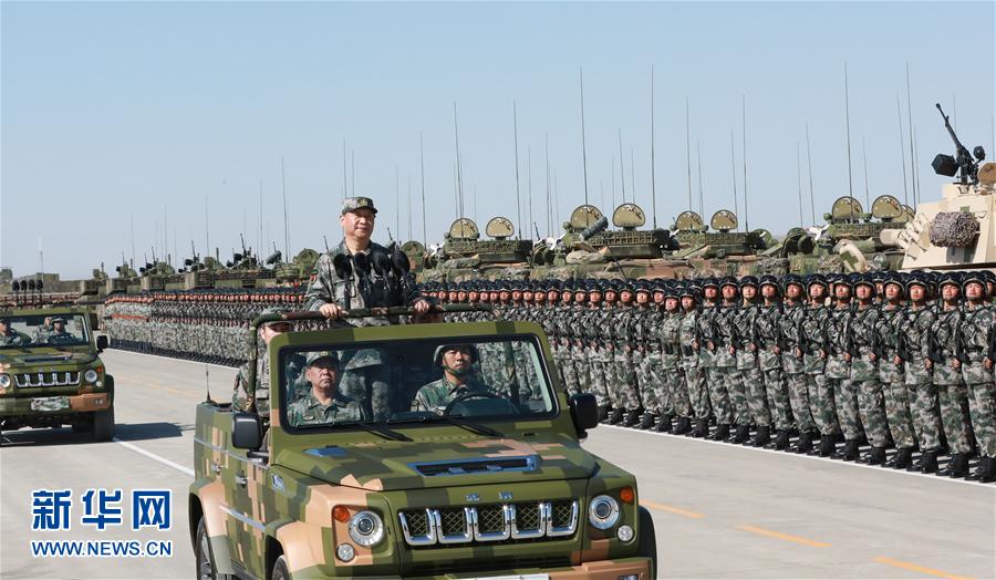 7月30日上午，慶祝中國人民解放軍建軍90周年閱兵在朱日和聯(lián)合訓(xùn)練基地隆重舉行。中共中央總書記、國家主席、中央軍委主席習(xí)近平檢閱部隊(duì)并發(fā)表重要講話。這是習(xí)近平乘車檢閱部隊(duì)。新華社記者 李剛 攝