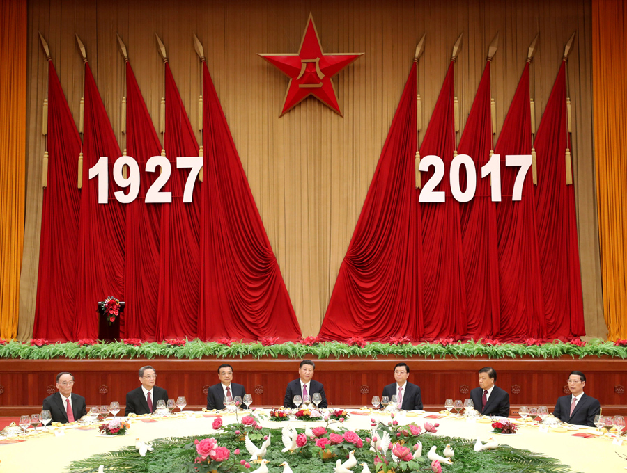 7月31日，中華人民共和國(guó)國(guó)防部在北京人民大會(huì)堂舉行盛大招待會(huì)，熱烈慶祝中國(guó)人民解放軍建軍90周年。中共中央總書(shū)記、國(guó)家主席、中央軍委主席習(xí)近平和李克強(qiáng)、張德江、俞正聲、劉云山、王岐山、張高麗等黨和國(guó)家領(lǐng)導(dǎo)人出席招待會(huì)。新華社記者 鞠鵬 攝