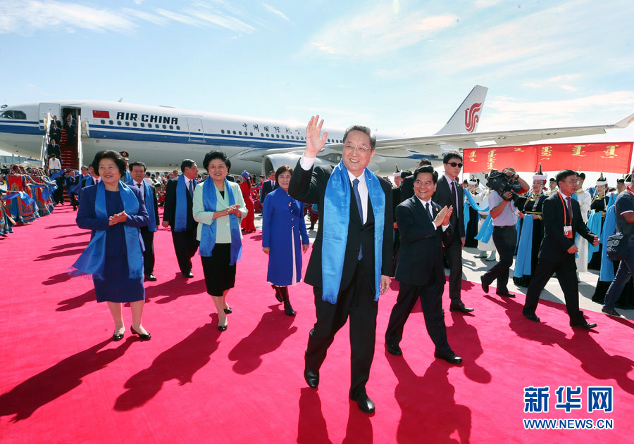 8月7日，以中共中央政治局常委、全國政協(xié)主席俞正聲為團長的中央代表團飛抵呼和浩特，出席內(nèi)蒙古自治區(qū)成立70周年慶?；顒印Ｖ醒氪韴F在機場受到內(nèi)蒙古各族群眾的熱烈歡迎。新華社記者 姚大偉 攝