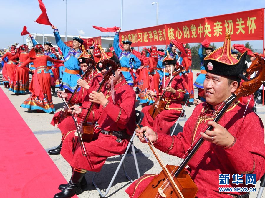 8月7日，以中共中央政治局常委、全國政協(xié)主席俞正聲為團長的中央代表團飛抵呼和浩特，出席內(nèi)蒙古自治區(qū)成立70周年慶?；顒?。中央代表團在機場受到內(nèi)蒙古各族群眾的熱烈歡迎。新華社記者 張領(lǐng) 攝