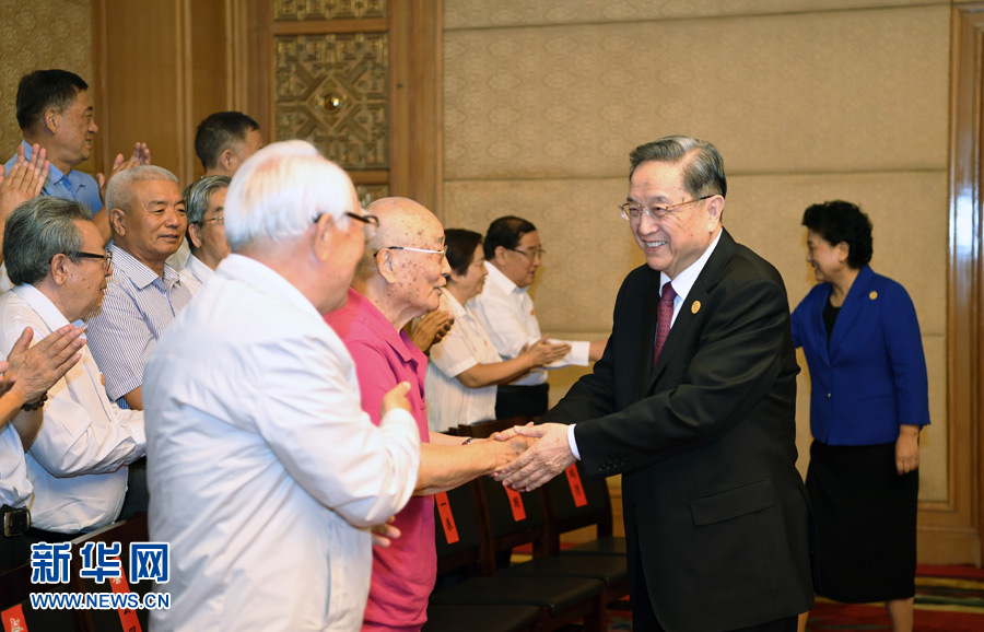 8月7日，中共中央政治局常委、全國政協(xié)主席、中央代表團(tuán)團(tuán)長俞正聲在內(nèi)蒙古新城賓館會見內(nèi)蒙古自治區(qū)離退休老同志和各族各界群眾代表，并與他們合影留念。新華社記者 張領(lǐng) 攝