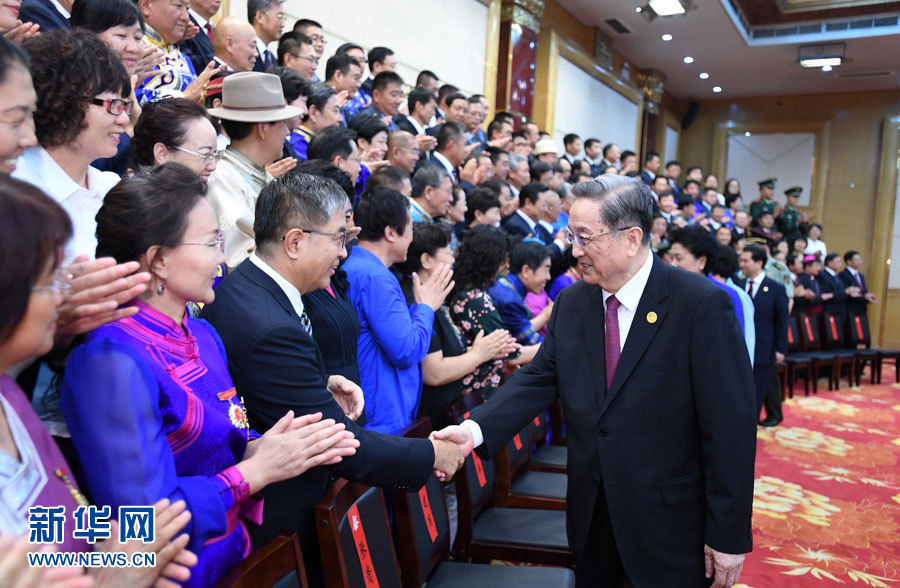 8月7日，中共中央政治局常委、全國政協(xié)主席、中央代表團(tuán)團(tuán)長俞正聲在內(nèi)蒙古新城賓館會見內(nèi)蒙古自治區(qū)離退休老同志和各族各界群眾代表，并與他們合影留念。新華社記者 張領(lǐng) 攝
