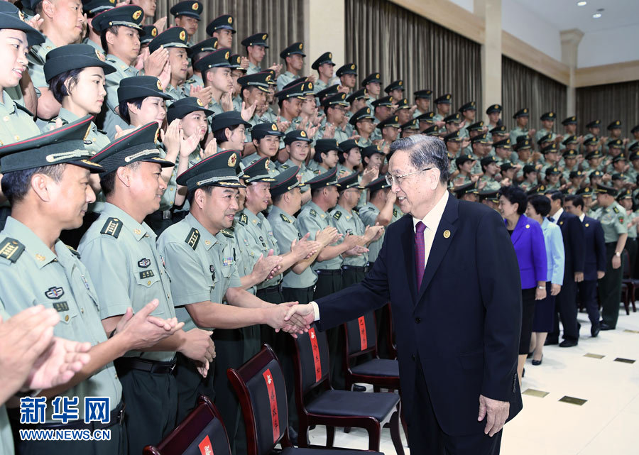 8月7日，中共中央政治局常委、全國政協(xié)主席、中央代表團(tuán)團(tuán)長俞正聲率代表團(tuán)部分成員分別赴內(nèi)蒙古軍區(qū)、武警內(nèi)蒙古總隊(duì)、武警內(nèi)蒙古森林總隊(duì)慰問，并會(huì)見自治區(qū)政法干警代表。這是俞正聲會(huì)見內(nèi)蒙古軍區(qū)指戰(zhàn)員。新華社記者 張領(lǐng) 攝