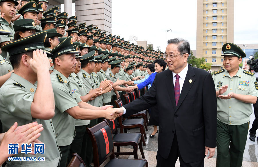 8月7日，中共中央政治局常委、全國政協(xié)主席、中央代表團(tuán)團(tuán)長俞正聲率代表團(tuán)部分成員分別赴內(nèi)蒙古軍區(qū)、武警內(nèi)蒙古總隊(duì)、武警內(nèi)蒙古森林總隊(duì)慰問，并會(huì)見自治區(qū)政法干警代表。這是俞正聲會(huì)見武警內(nèi)蒙古總隊(duì)官兵。新華社記者 張領(lǐng) 攝