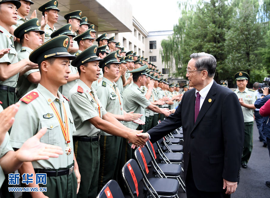 8月7日，中共中央政治局常委、全國政協(xié)主席、中央代表團(tuán)團(tuán)長俞正聲率代表團(tuán)部分成員分別赴內(nèi)蒙古軍區(qū)、武警內(nèi)蒙古總隊(duì)、武警內(nèi)蒙古森林總隊(duì)慰問，并會(huì)見自治區(qū)政法干警代表。這是俞正聲會(huì)見武警內(nèi)蒙古森林總隊(duì)官兵。新華社記者 張領(lǐng) 攝