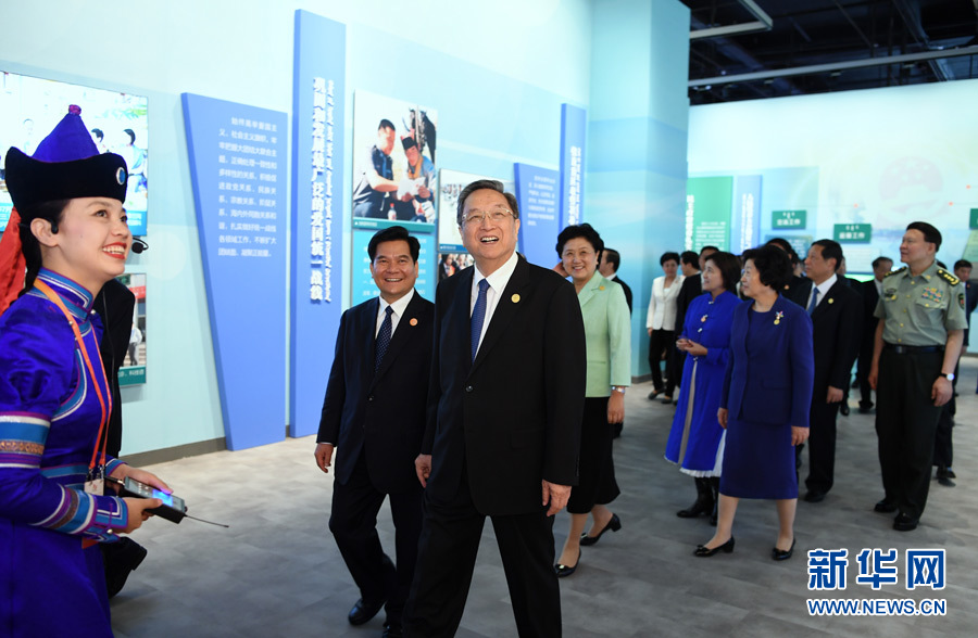 8月7日，中共中央政治局常委、全國(guó)政協(xié)主席、中央代表團(tuán)團(tuán)長(zhǎng)俞正聲率代表團(tuán)全體成員來(lái)到內(nèi)蒙古展覽館，參觀《守望相助團(tuán)結(jié)奮斗——慶祝內(nèi)蒙古自治區(qū)成立70周年展覽》。 新華社記者 張領(lǐng) 攝