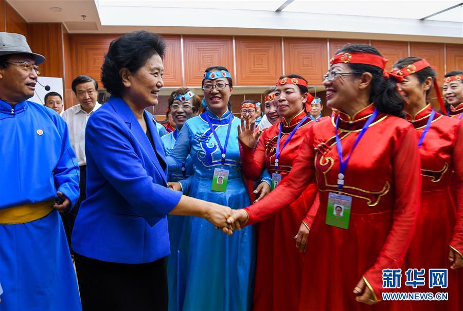8月9日，中共中央政治局委員、國務院副總理、中央代表團副團長劉延東率中央代表團二分團到赤峰看望慰問各族干部群眾。這是劉延東在赤峰市群眾藝術(shù)館和群眾親切交談。新華社記者 連振 攝