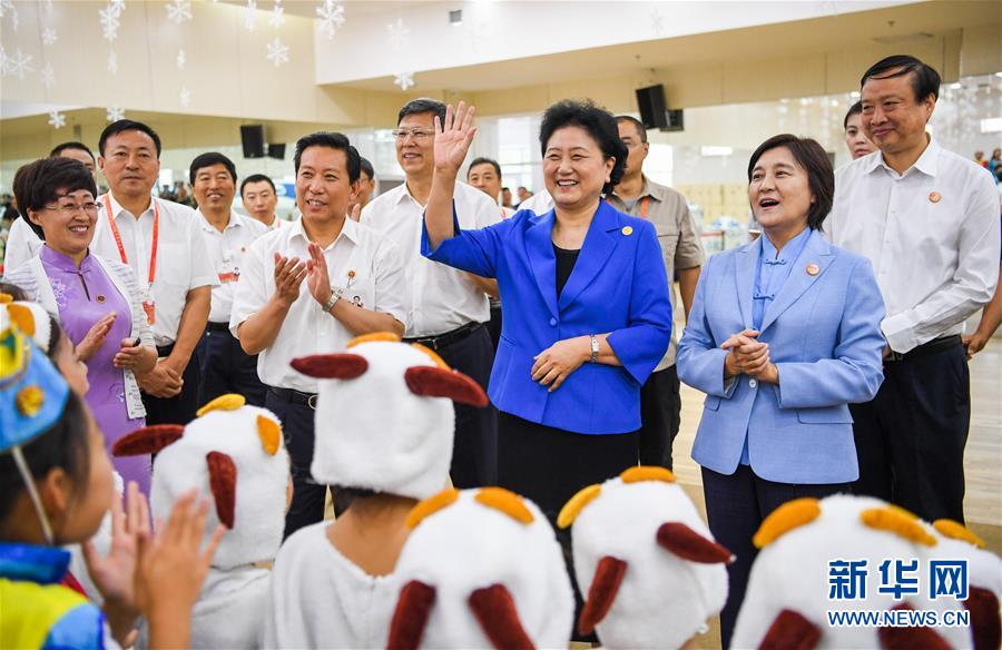 8月9日，中共中央政治局委員、國務院副總理、中央代表團副團長劉延東率中央代表團二分團到赤峰看望慰問各族干部群眾。這是劉延東在赤峰市青少年宮與青少年熱烈互動。新華社記者 連振 攝
