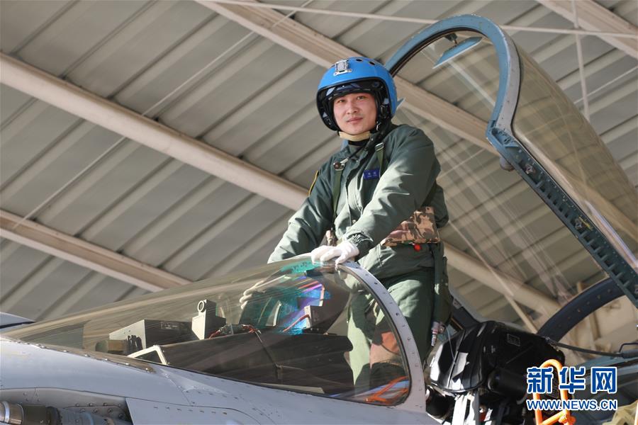 （建軍90周年·英雄·圖文互動）（1）聽，渤海灣有風吹過來——追記海軍某艦載航空兵部隊一級飛行員張超