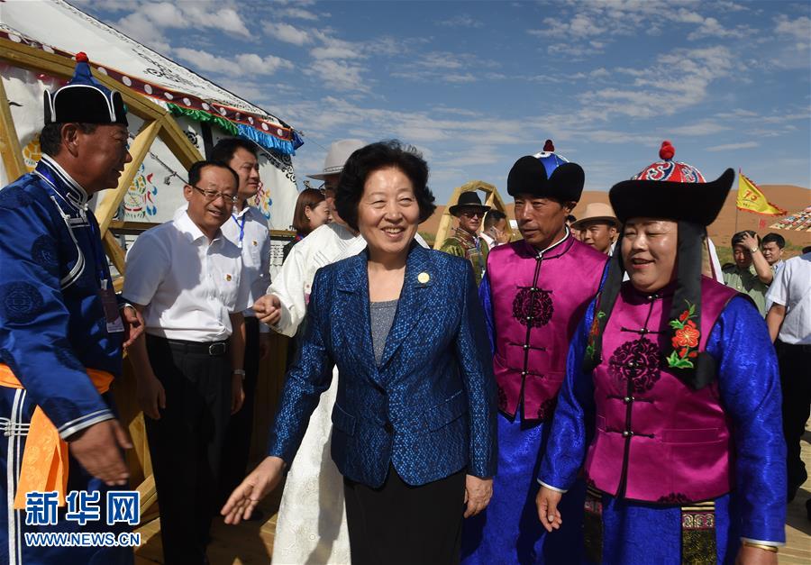 8月10日，中共中央政治局委員、中央統(tǒng)戰(zhàn)部部長(zhǎng)、中央代表團(tuán)副團(tuán)長(zhǎng)孫春蘭率中央代表團(tuán)三分團(tuán)繼續(xù)在內(nèi)蒙古自治區(qū)阿拉善盟看望慰問(wèn)，把以習(xí)近平同志為核心的黨中央的親切關(guān)懷和全國(guó)各族人民的美好祝福帶給阿拉善各族各界干部群眾。這是孫春蘭在牧民張輝生（右二）家了解生產(chǎn)生活情況。新華社記者 任軍川 攝